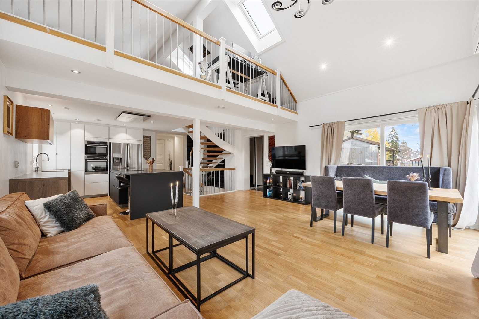 Boligen er fordelt på to etasjeplan inkludert to hemsarealer med adgang fra stue og ene soverommet. Galleribilde