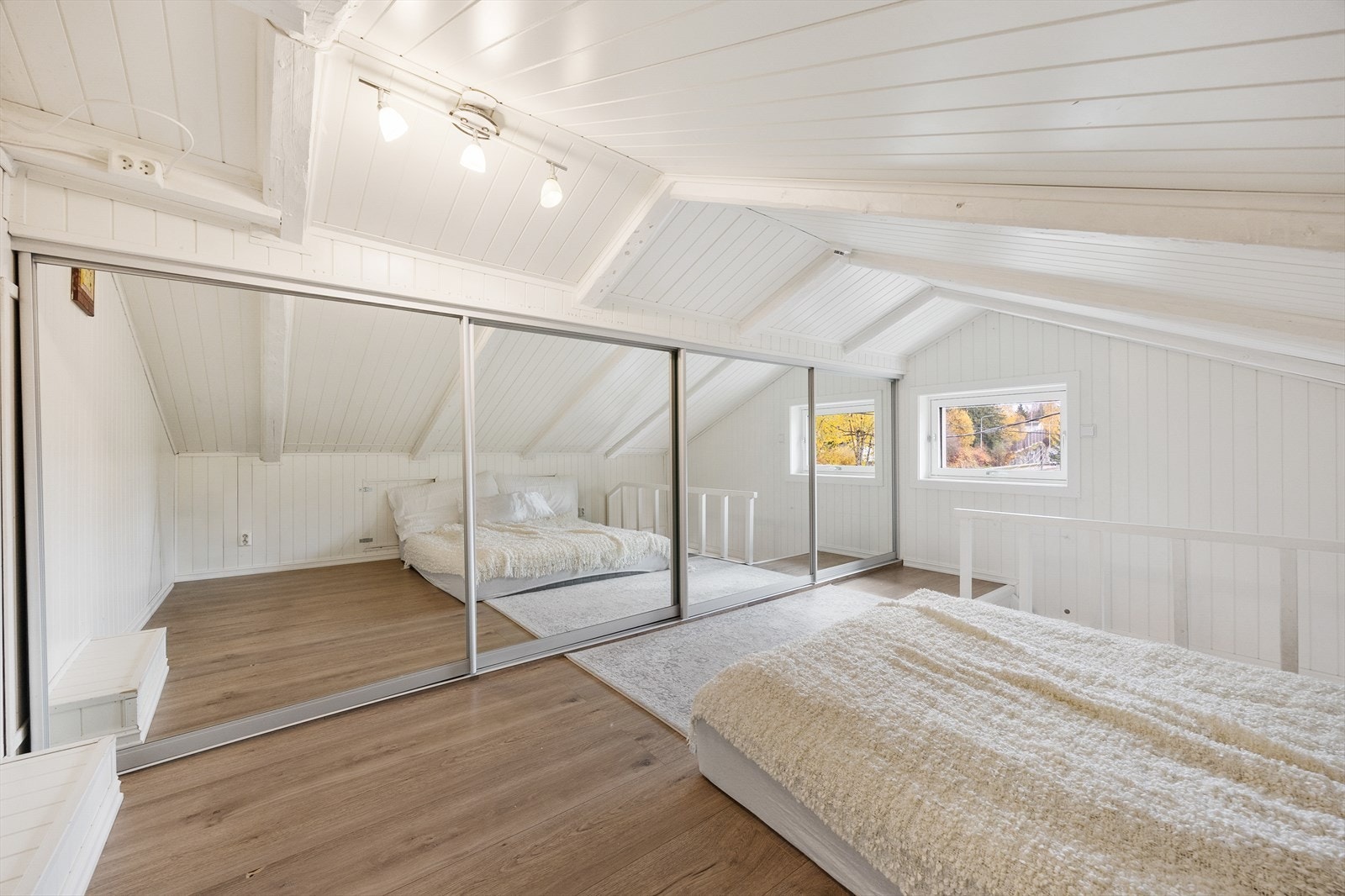 Det er innebygd skap med skyvedørsløsning langs hele rommet hvor man kan oppbevare tøy og leker. Galleribilde