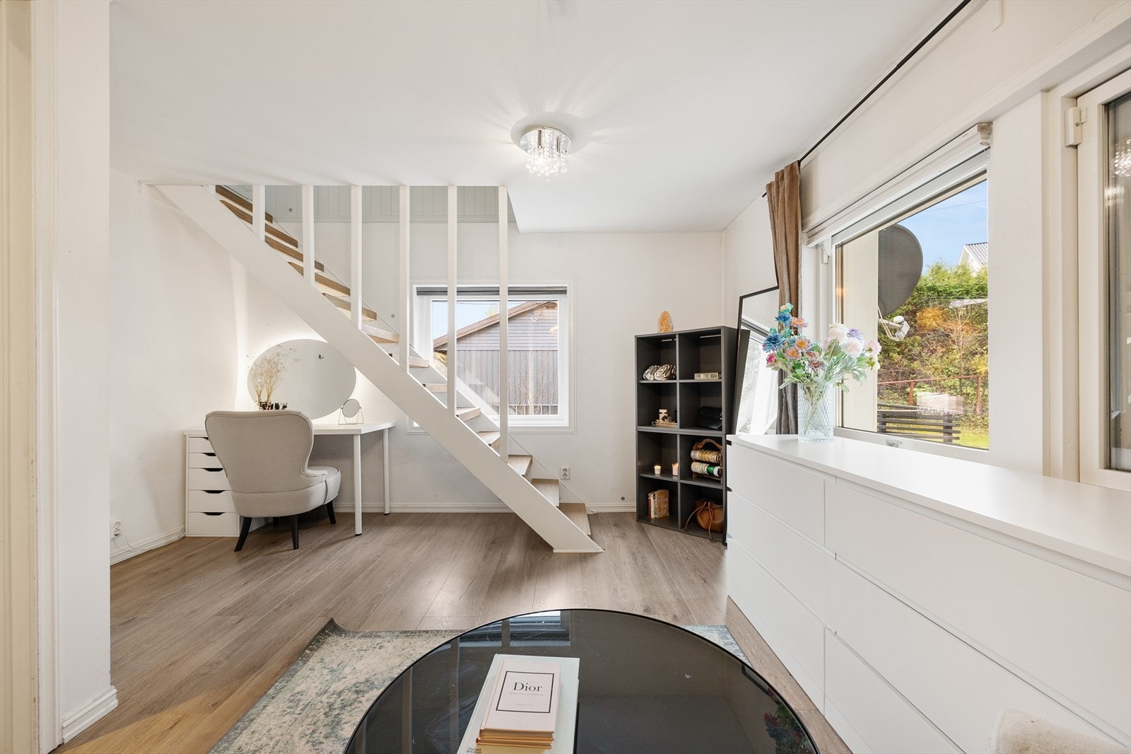 Her er det god plass til både dobbeltseng, arbeidspult og garderobeløsning. Galleribilde