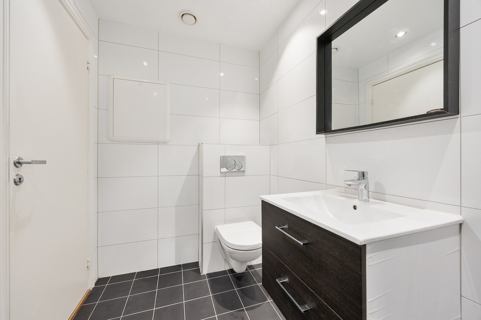Badet har et moderne og stilrent utseende med flislagte flater og varmekabler i gulv. Galleribilde