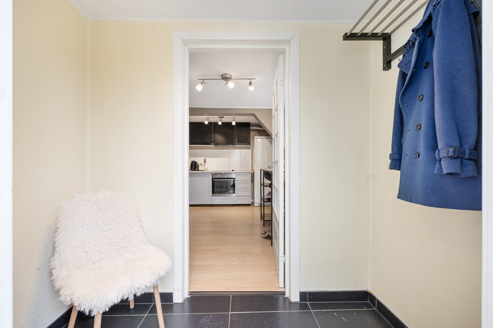 Entréen har flislagte gulvflater og plass til oppbevaring av sko og yttertøy. Galleribilde