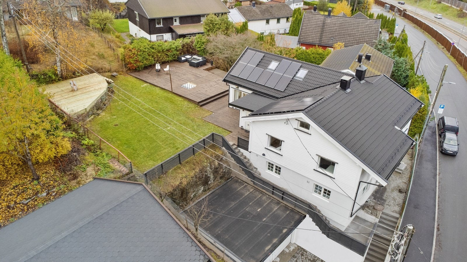 Her har barna store lekeområder på plenen og terrassene. Galleribilde