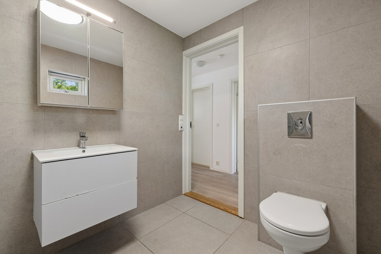 Badet i andre etasje ble rehabilitert i 2024, med flislagt gulv og vegger i nøytrale og tidsriktige farger, samt gulvvarme. Galleribilde
