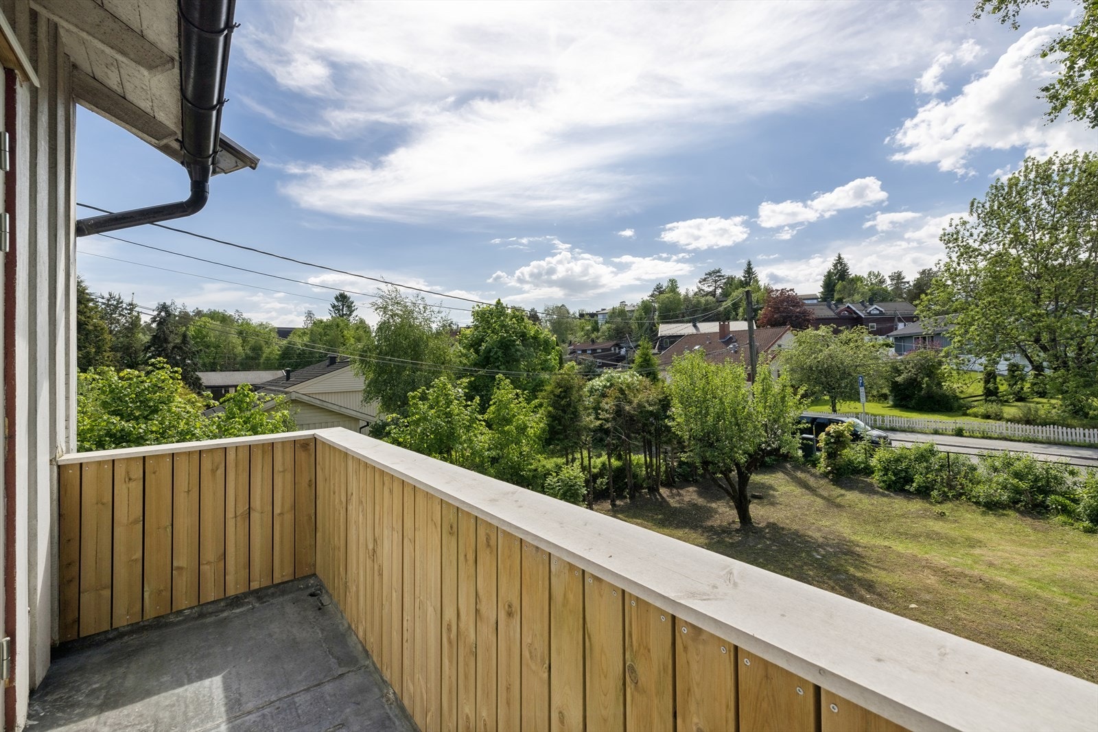 Den vestvendte balkongen i trekonstruksjon er på ca. 3 m² og med rekkverk i tre. Galleribilde