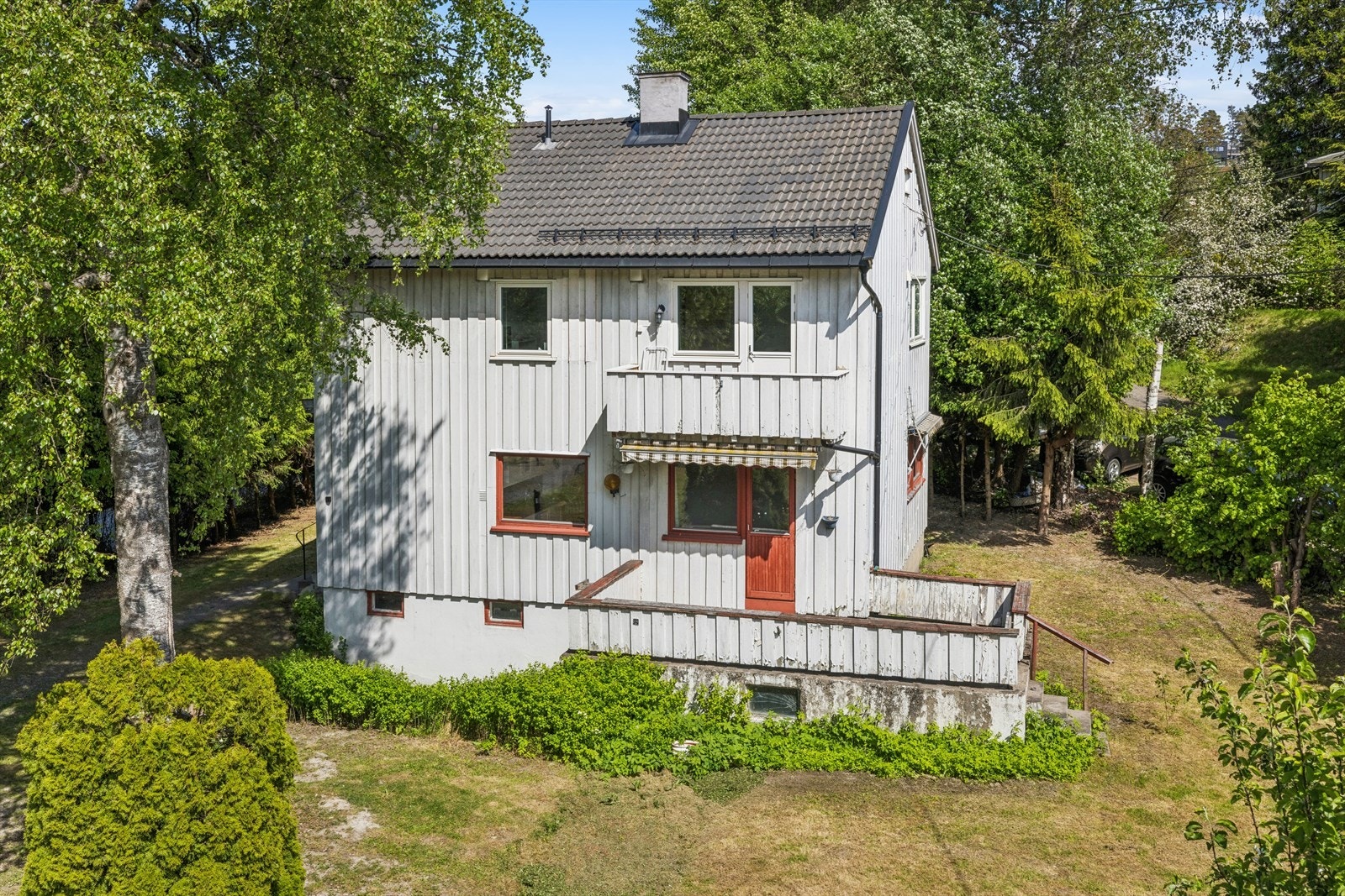 En innholdsrik enebolig med stor eiertomt, beliggende i et etablert område på Gamle Stovner/Høybråten. Galleribilde