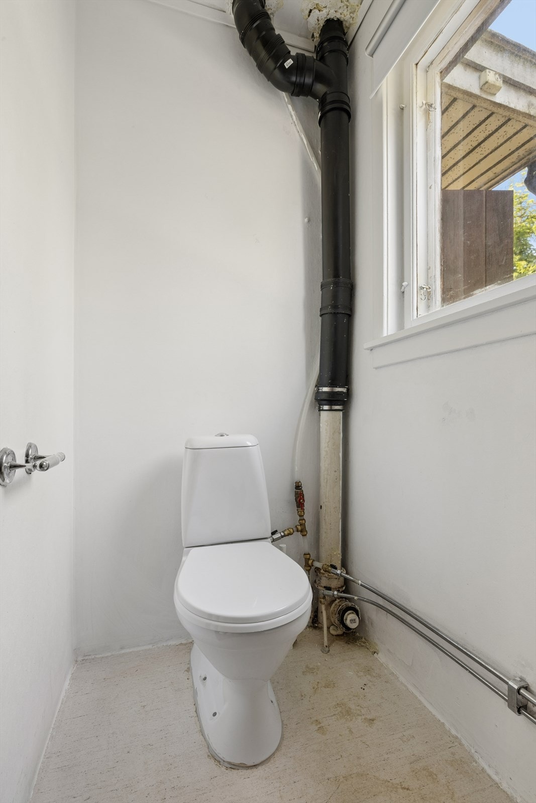 Badet er utstyrt med gulvmontert toalett, og oppvarming skjer via stråleovn montert over dør. Ventilasjon er ivaretatt med elektrisk styrt vifte og vindu. Galleribilde