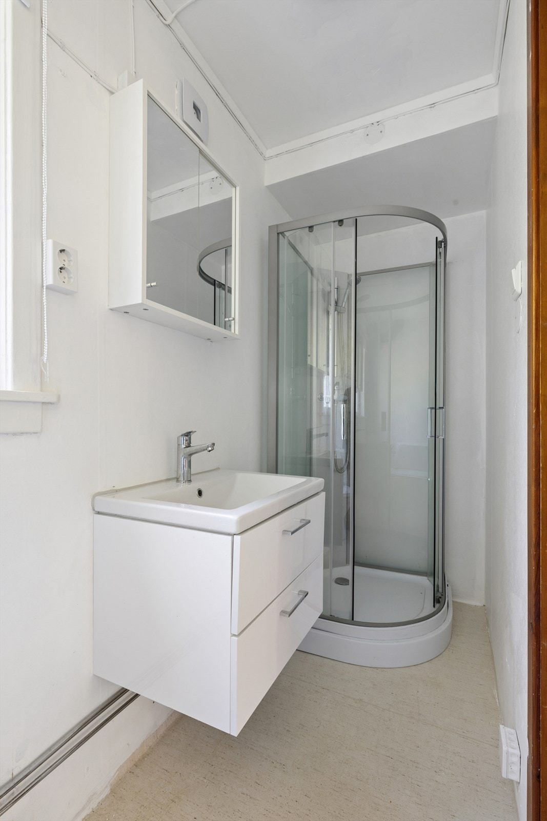 Badet med overflater som ble overflateoppusset i perioden 2025-2026. Utstyrt med blant annet servantinnredning med hvite, glatte fronter og heldekkende porselenservant. Galleribilde