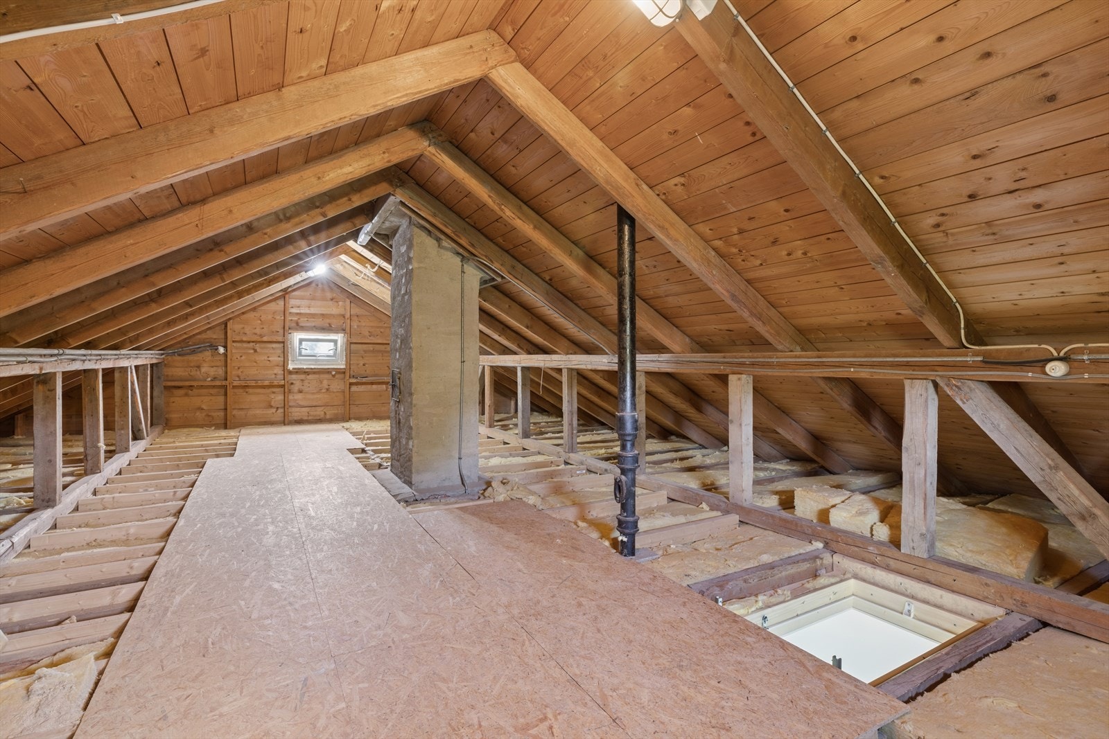 Romslig kaldtloft med gode lagringsmuligheter. Loftet er etterisolert i senere tid. Galleribilde