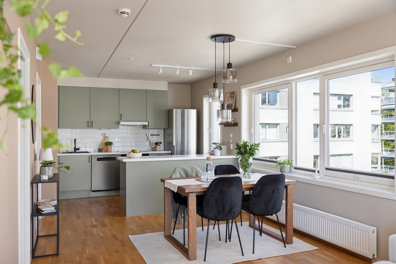 Leiligheten er utstyrt med et tidløst kjøkken fra Norema som glir naturlig inn i den åpne stue- og kjøkkenløsningen. Galleribilde
