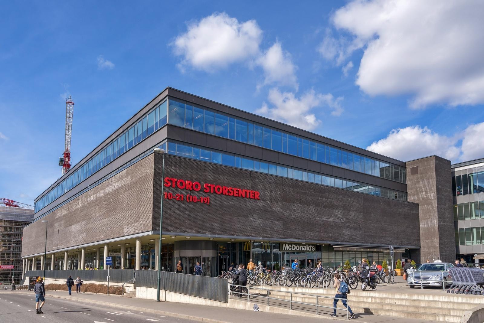 I umiddelbar nærhet finner du Storo Storsenter, Oslos største kjøpesenter med 140 butikker - Her har du bl.a. treningssenter og vinmonopol. Galleribilde