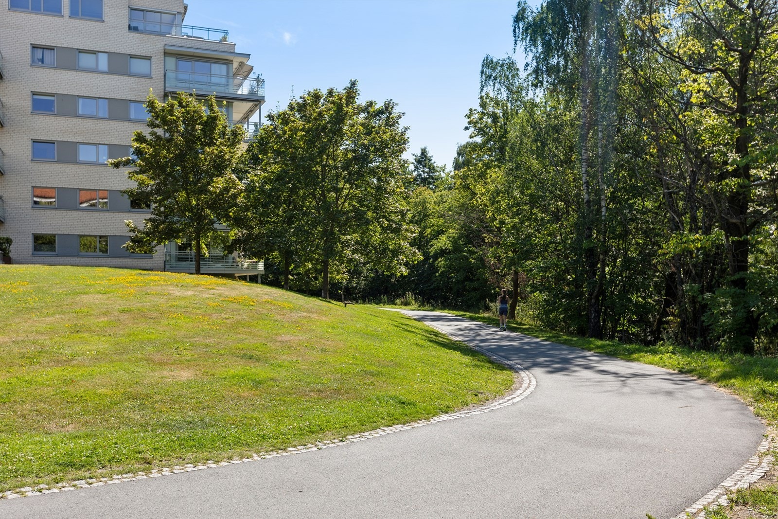 Med Akerselva som nærmeste nabo ligger alt til rette for en aktiv og naturskjønn hverdag rett utenfor døren. Galleribilde
