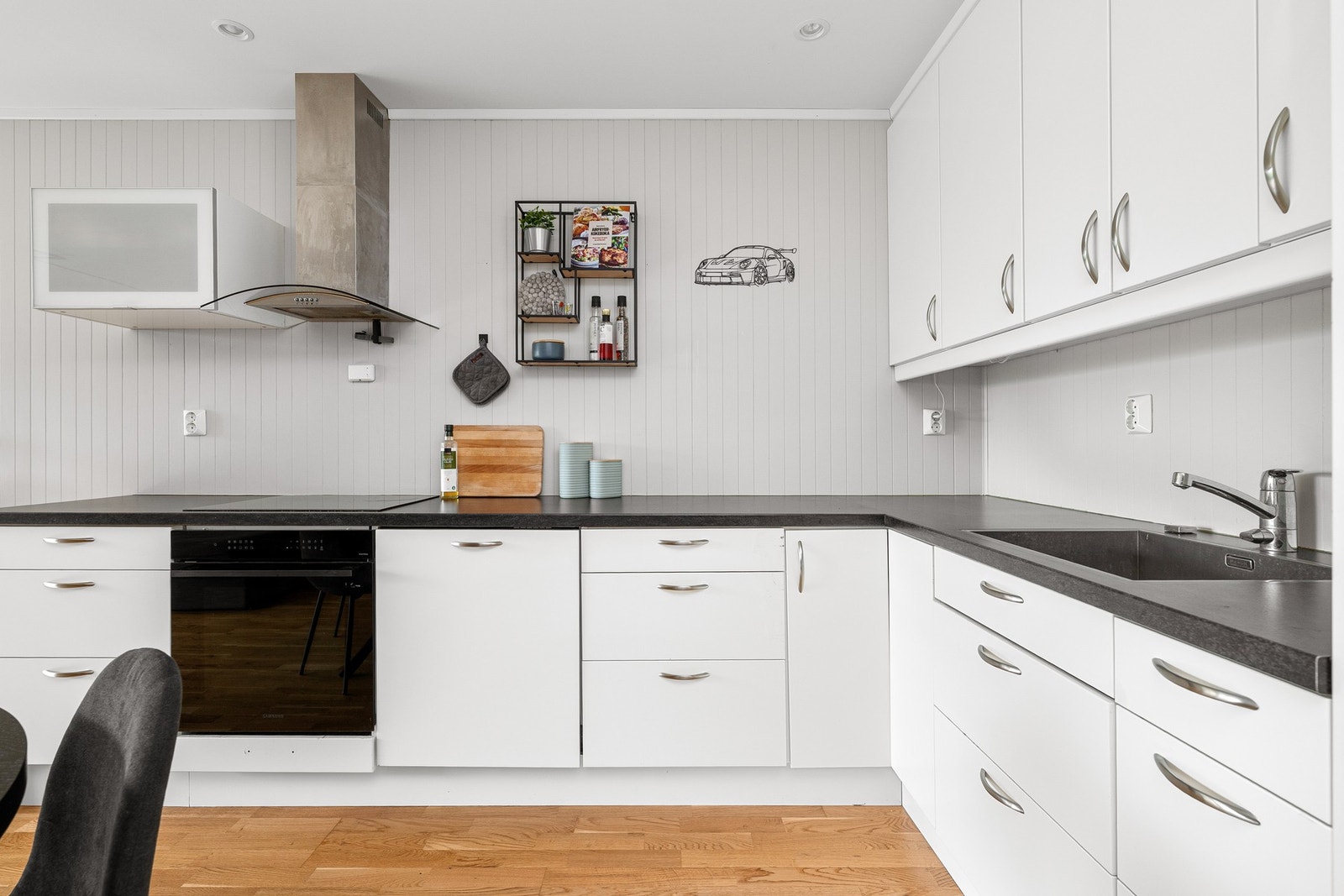 Kjøkken med Epoq-innredning fra byggeår med glatte fronter og laminert benkeplate. Galleribilde