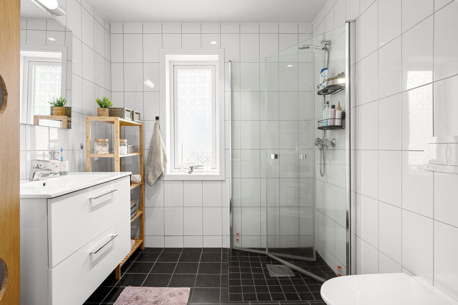 Bad i 2. etasje. Lyst og romslig bad med oppbevaringsmuligheter. Galleribilde