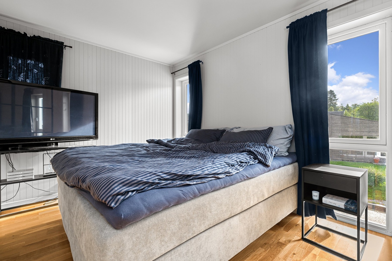 Hovedsoverom. Soverommet er av god størrelse og har skyvedørsgarderobe. Galleribilde