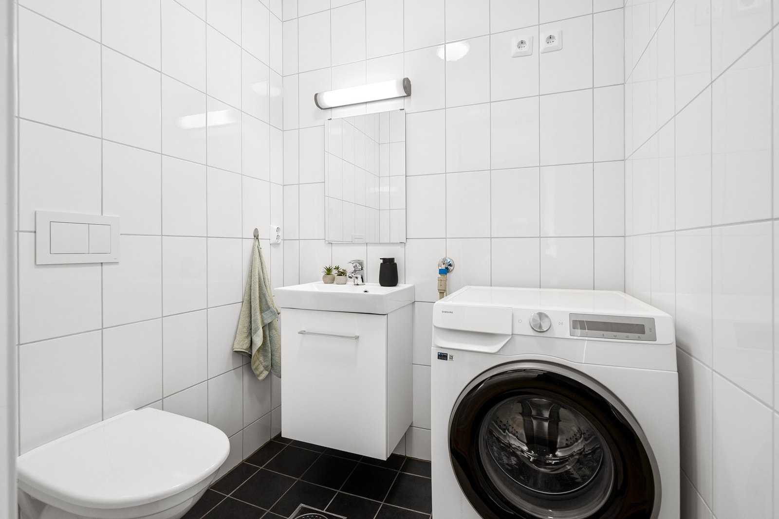 Toalett i 1.etasje med opplegg for vaskemaskin. Galleribilde