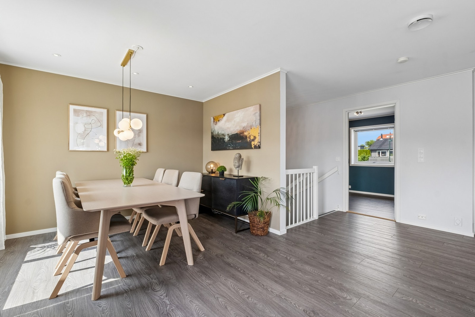 Den varme, beige veggfargen gir spisestuen en lun atmosfære. Galleribilde