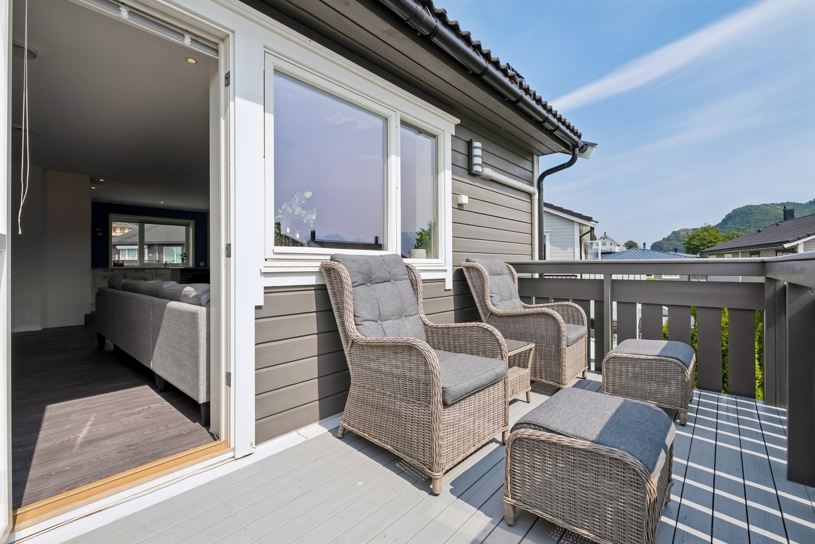 Fra stuen er det utgang til en romslig veranda med god plass til sittegruppe. Galleribilde