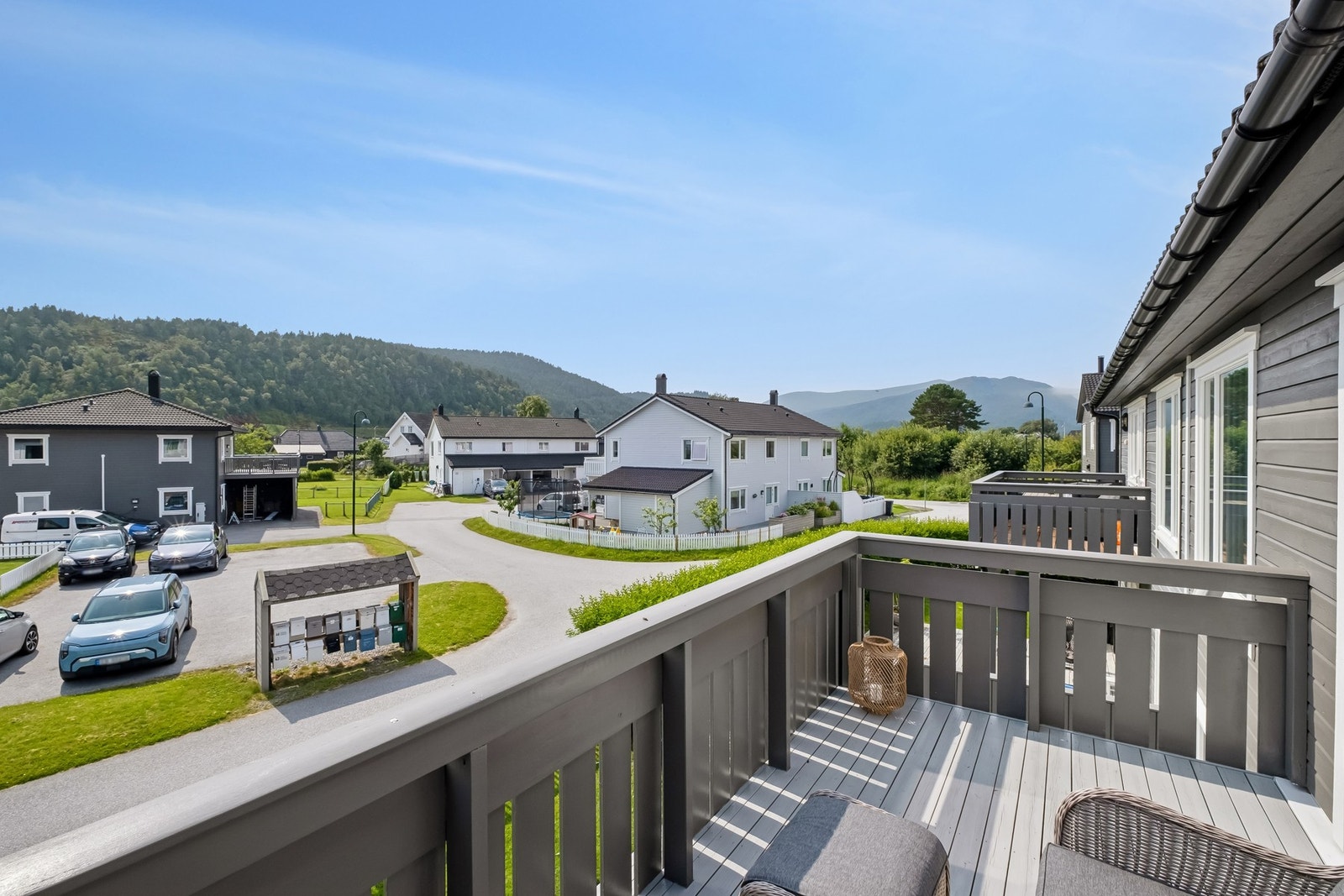 Eiendommen byr på gode solforhold med utsikt fra balkong mot nabolag og grøntområder, omgitt av åser og skog. Galleribilde