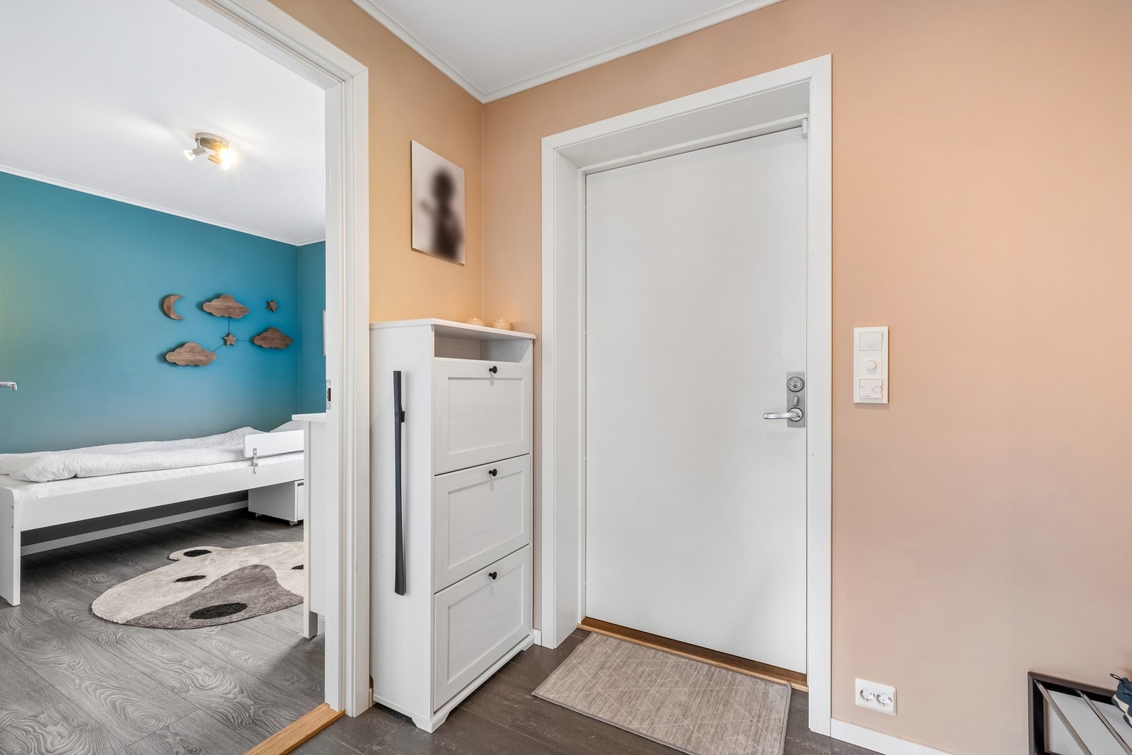 Fargevalget i boligen er gjennomgående pent og moderne. Tilkomst til et av boligens soverom fra entréen. Galleribilde