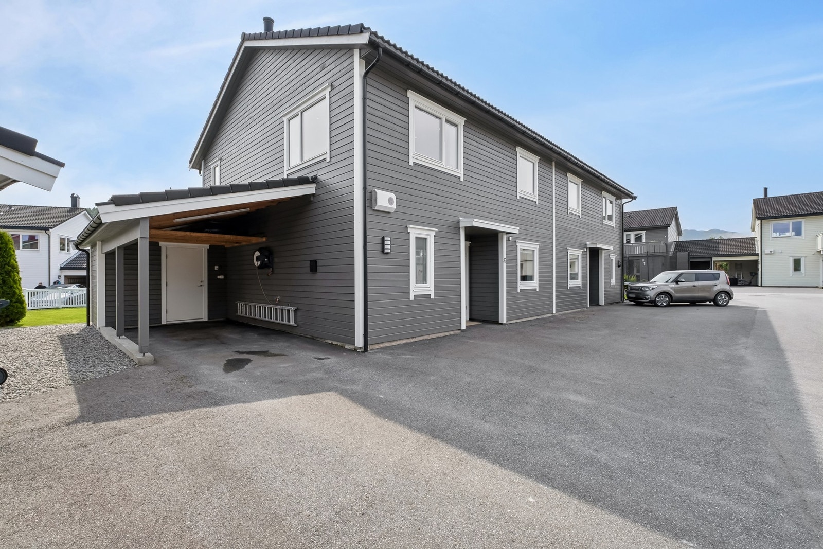 Med medfølger carport med elbillader og bod i bakkant. Gode parkeringsmuligheter ved boligen, samt gjesteparkering på fellesareal. Velkommen til visning! Galleribilde