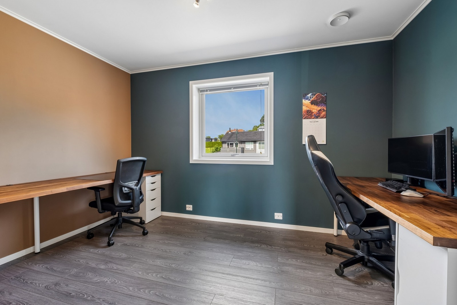 Det er fire soverom i boligen, dette ligger i hovedetasjen og benyttes i dag som kontor. Galleribilde