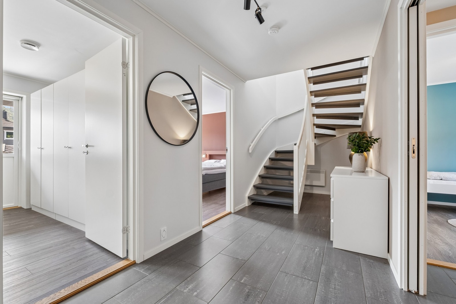 Fra gangen er det tilkomst til bad, vaskerom og to soverom. Galleribilde