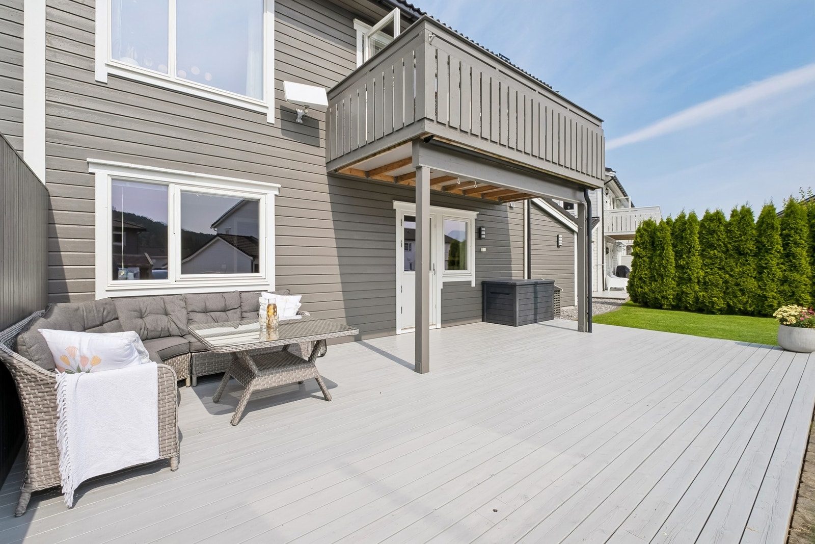 Den store terrassen gir deg rikelig med plass til utemøbler og grill, perfekt for sosiale sammenkomster og avslapning. Her kan du nyte solrike dager og svale sommerkvelder. Galleribilde