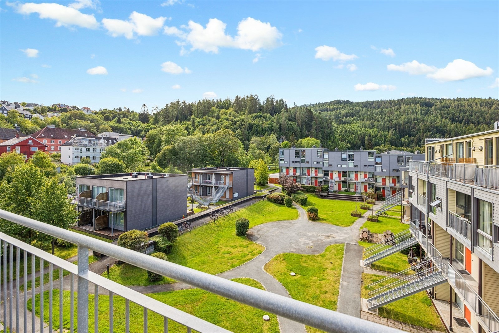 Leiligheten er en del av sameiet Ilsvika Garden, og har en sentral og attraktiv beliggenhet på Ilsvika. Galleribilde