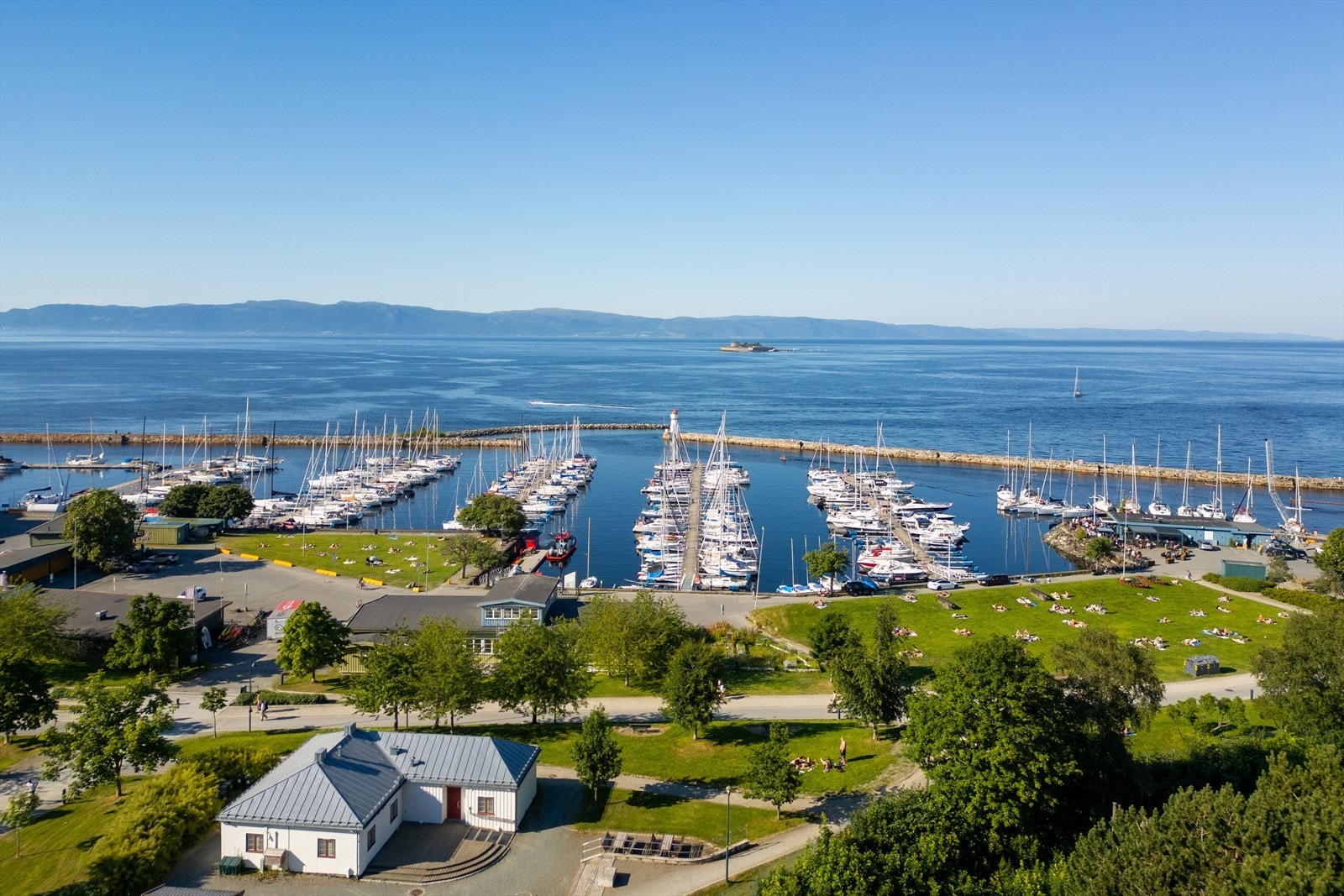 Skansen marina ligger kort avstand fra leiligheten, har store grøntområder til avslapning på fine sommerdager, samt restaurant. Galleribilde
