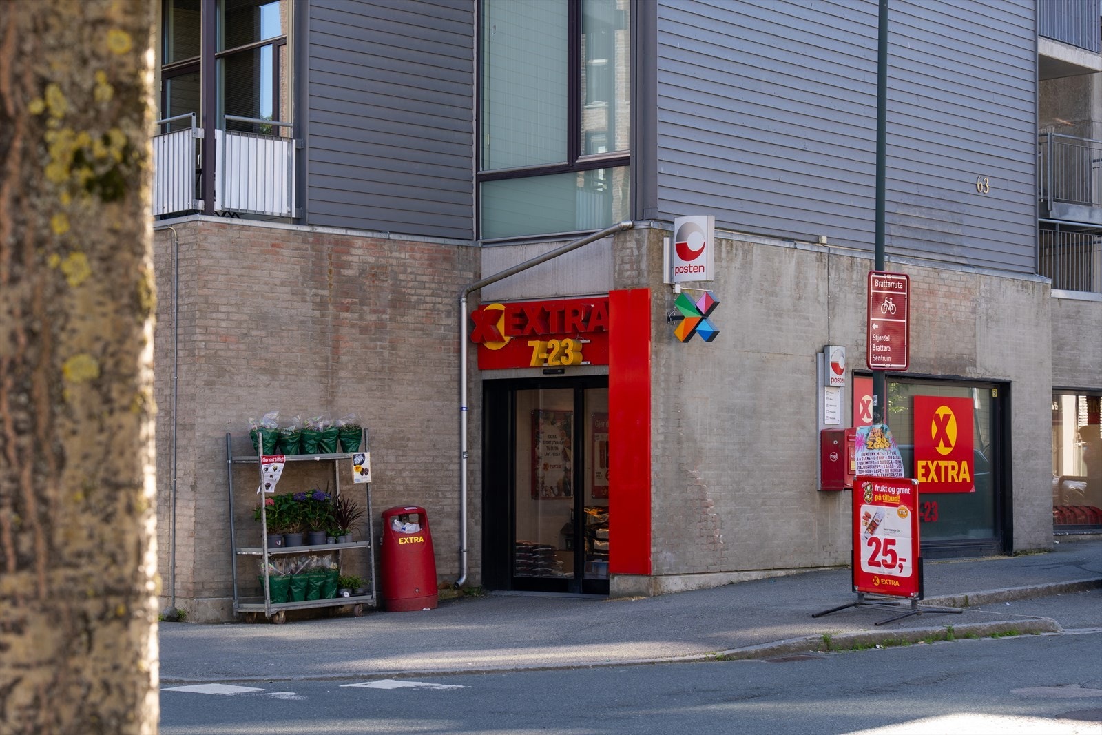 Matbutikk i sokkeletasjen på bygget. Galleribilde