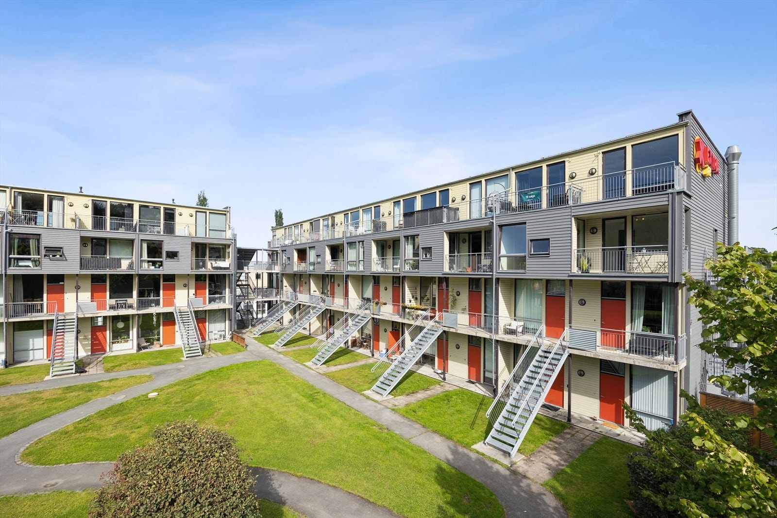Leiligheten ligger i byggets 3. etasje og strekker seg over to plan. Galleribilde