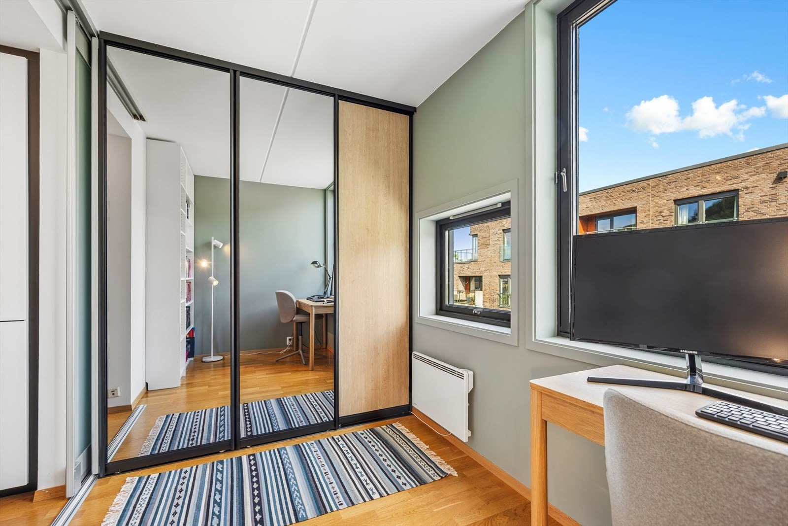 Soverommet er videre innredet med en romslig skyvedørsgarderobe. Galleribilde