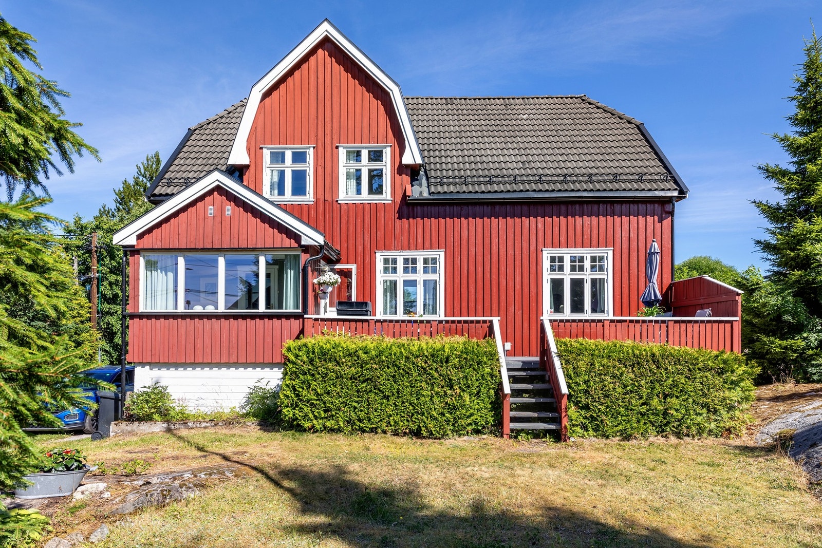Boligens uteområder er godt tilrettelagt for å nyte både hverdag og fridager i naturskjønne omgivelser. Galleribilde