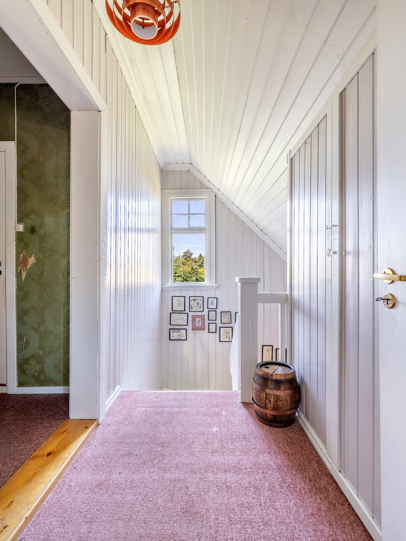 I andre etasje er det en stue, tre soverom, ett kontor og ett bad. Galleribilde