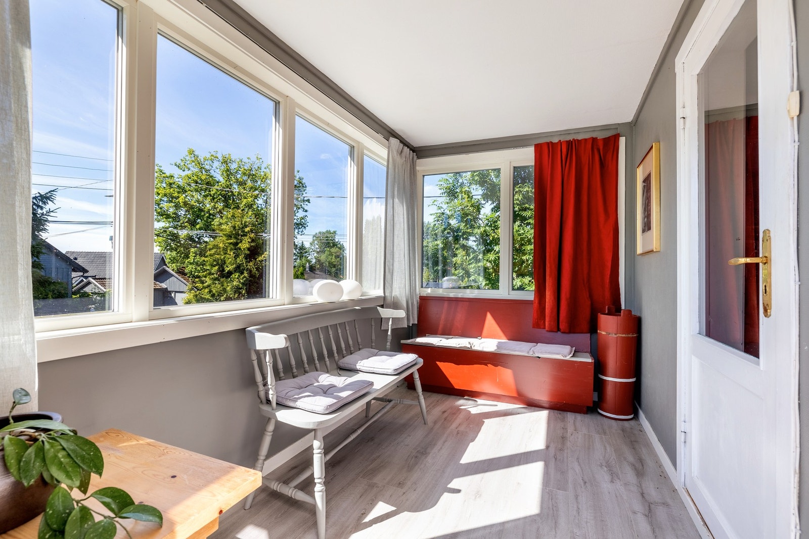 Fra stuen er det adkomst til en lys og trivelig sommerstue, med god plass til sittegruppe og øvrig møblement. Galleribilde