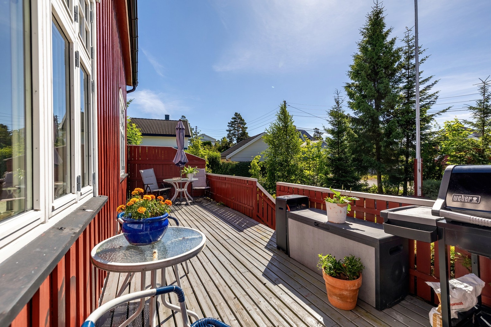 Her er det god plass til utemøbler, grill og soner for både lek, avslapning og hyggelig samvær. Galleribilde