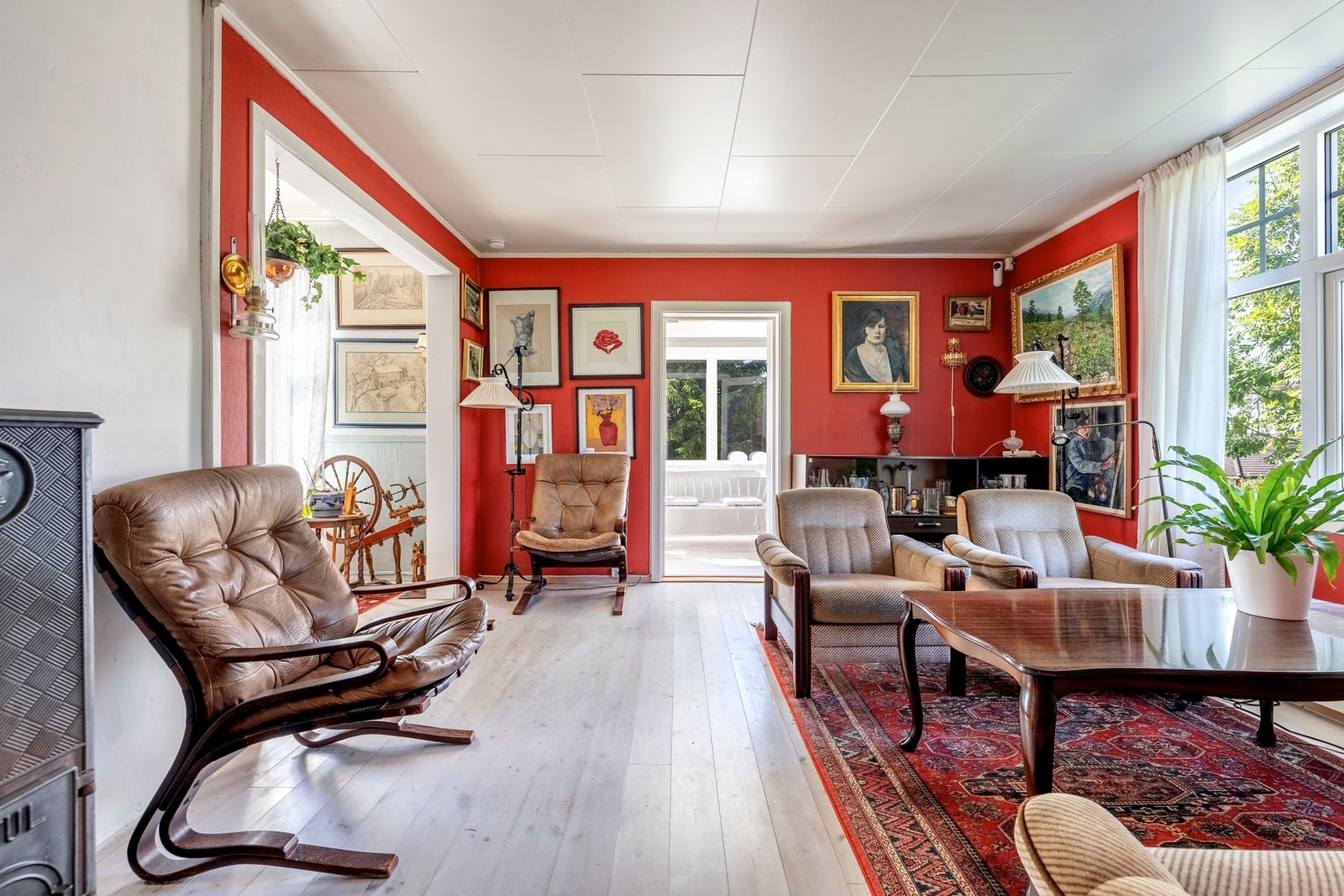 Store vindusflater slipper inn rikelig med naturlig dagslys, noe som gir rommet en åpen og luftig følelse. Galleribilde