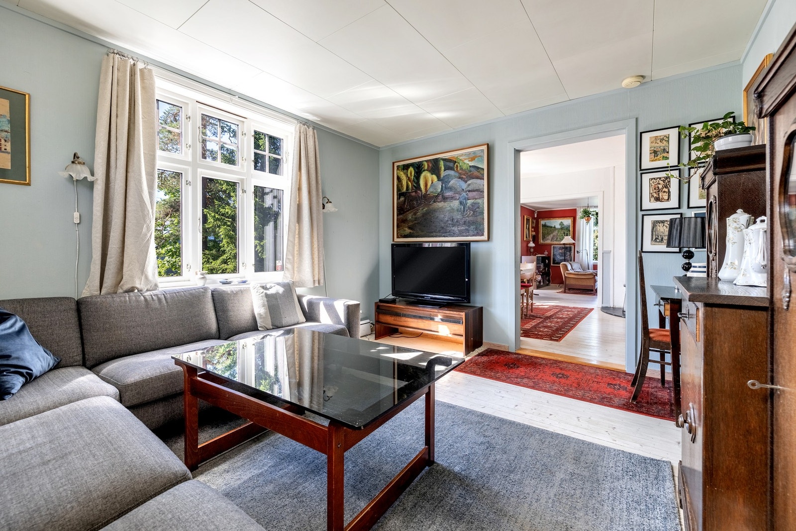 TV-stuen har god plass til sofagruppe og TV-anlegg, ypperlig for filmkvelder og underholdning. Galleribilde