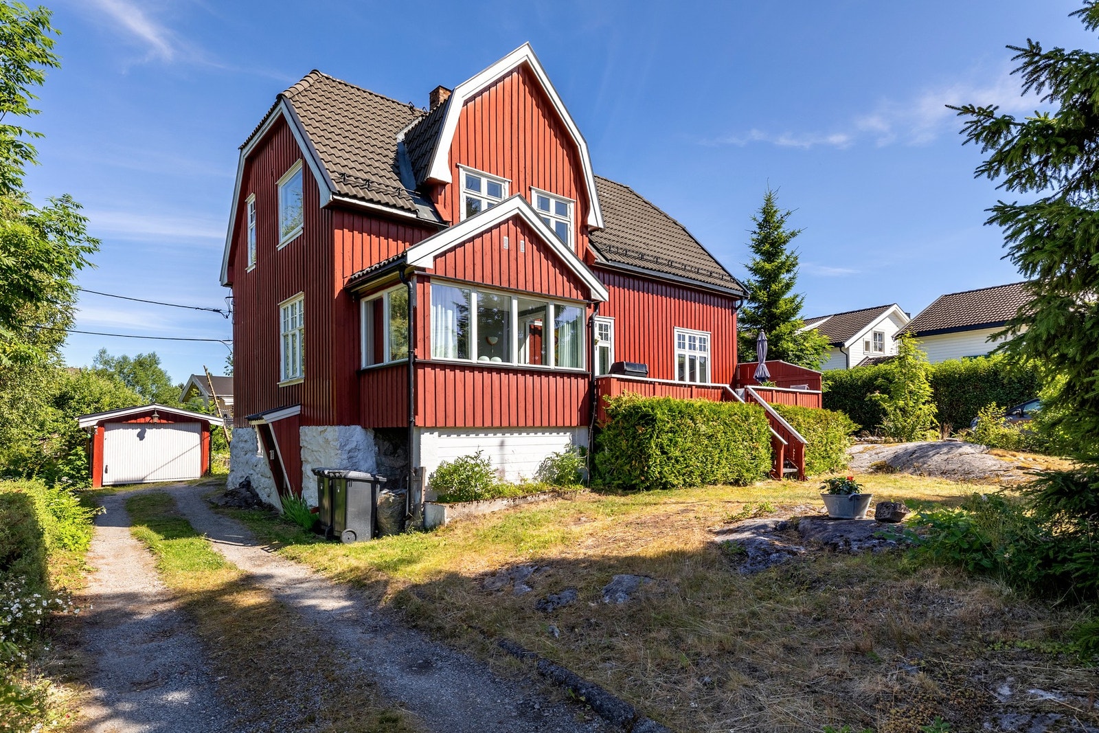 Hagen gir en grønn og skjermet ramme rundt boligen. Galleribilde