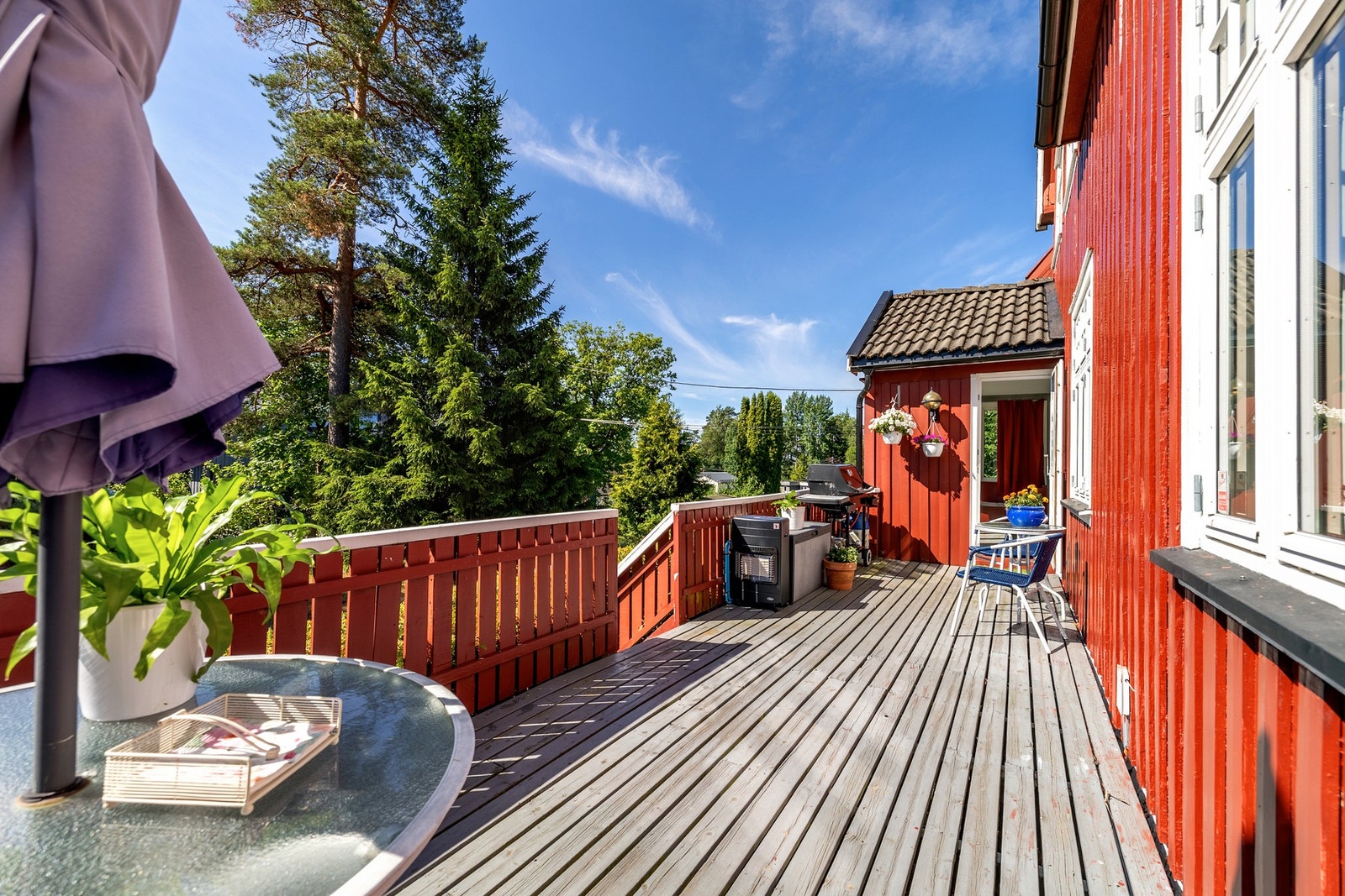 Fra sommerstuen er det utgang til en romslig terrasse på ca. 26 kvm. Galleribilde
