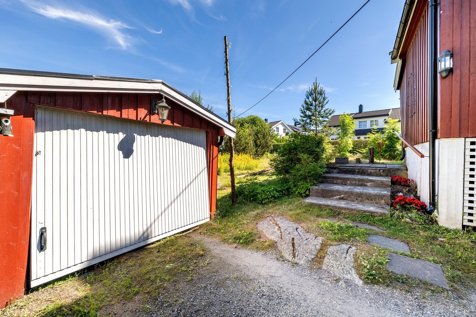 Det er parkering i garasje og på gårdsplass med plass til flere biler. Galleribilde