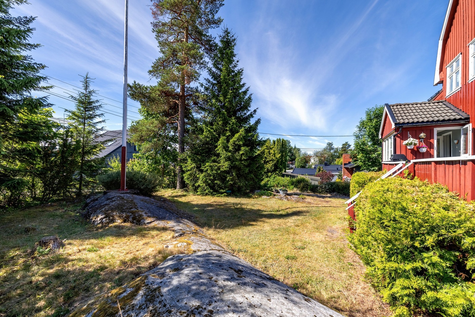 Uteområdet er en god boltreplass for både store og små. Galleribilde