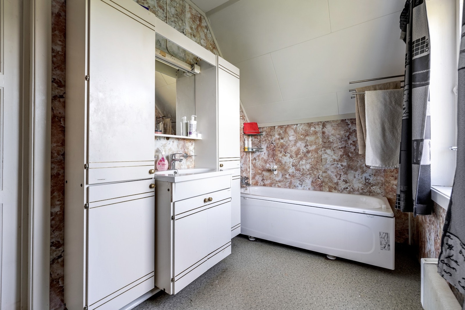 Badet er utstyrt med respatex plater på veggene og banebelegg på gulvet. Galleribilde