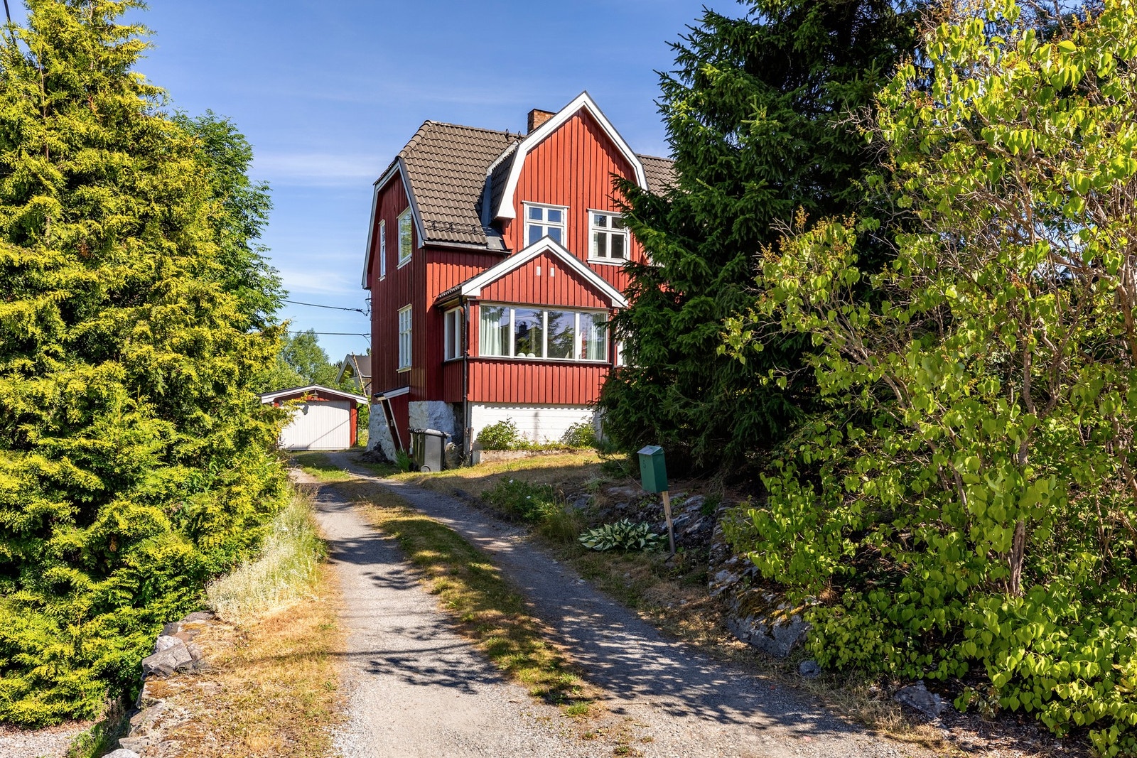 Eiendommen ligger i et rolig, sentralt og meget barnevennlig boligområde på Oppegård Galleribilde