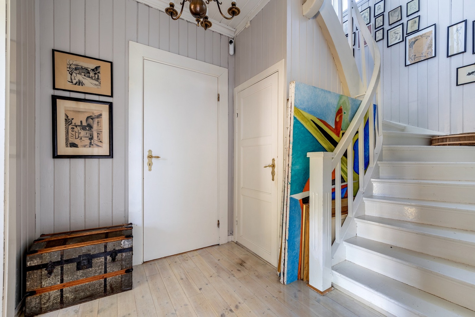 Videre ledes man inn i gangen hvor det er plass til diverse garderobeløsninger for oppbevaring av yttertøy, sko og annet utstyr. Galleribilde