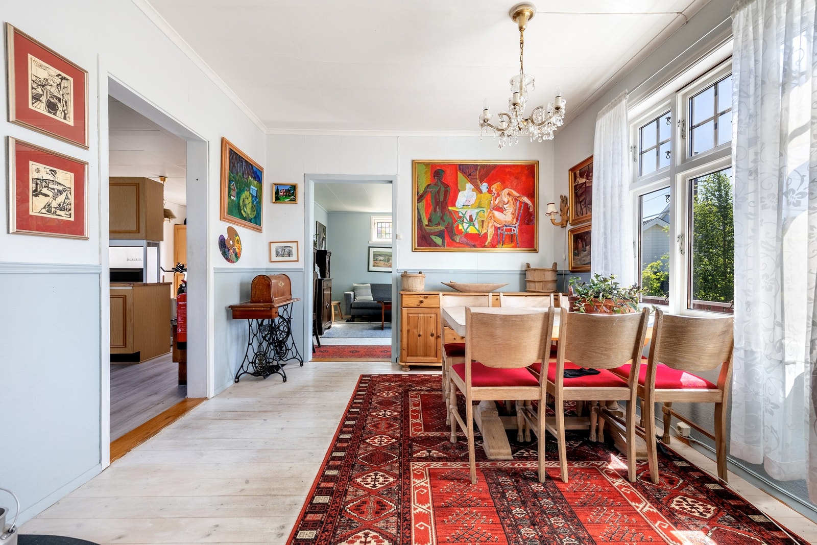 Her er det god plass til et stort spisebord, noe som gjør rommet godt egnet for hverdagsmiddager og hyggelige sammenkomster med venner og familie. Galleribilde