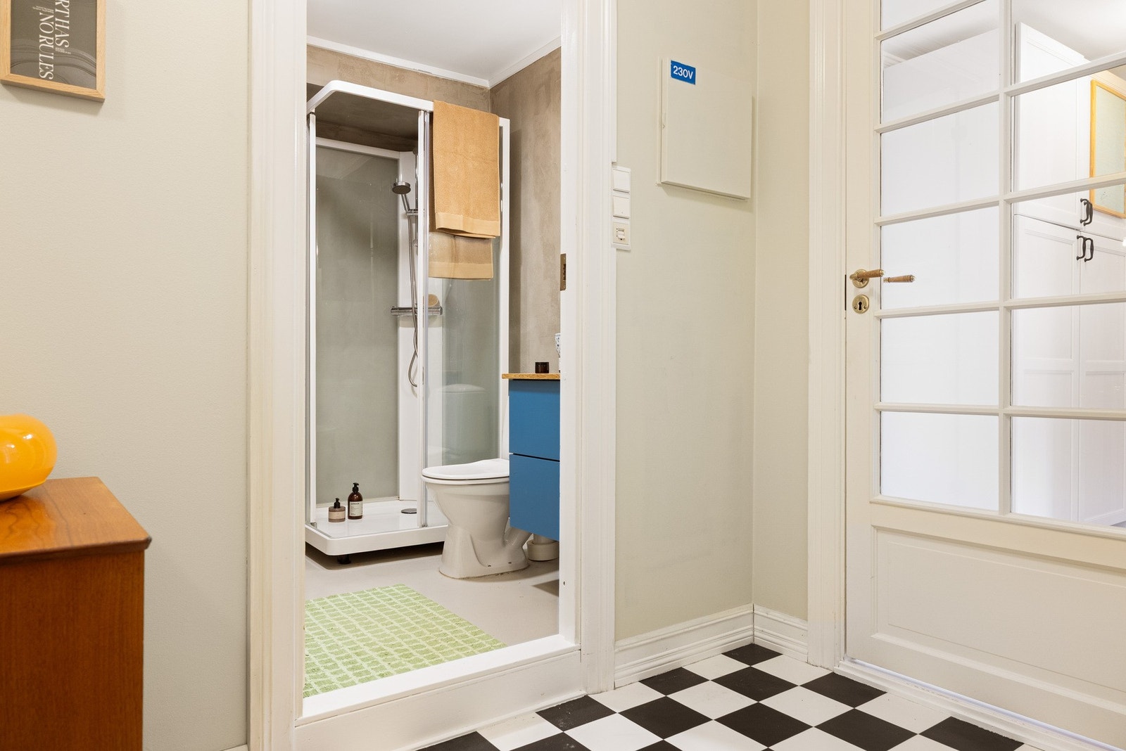 Badet finner du til venstre i entréen. Galleribilde
