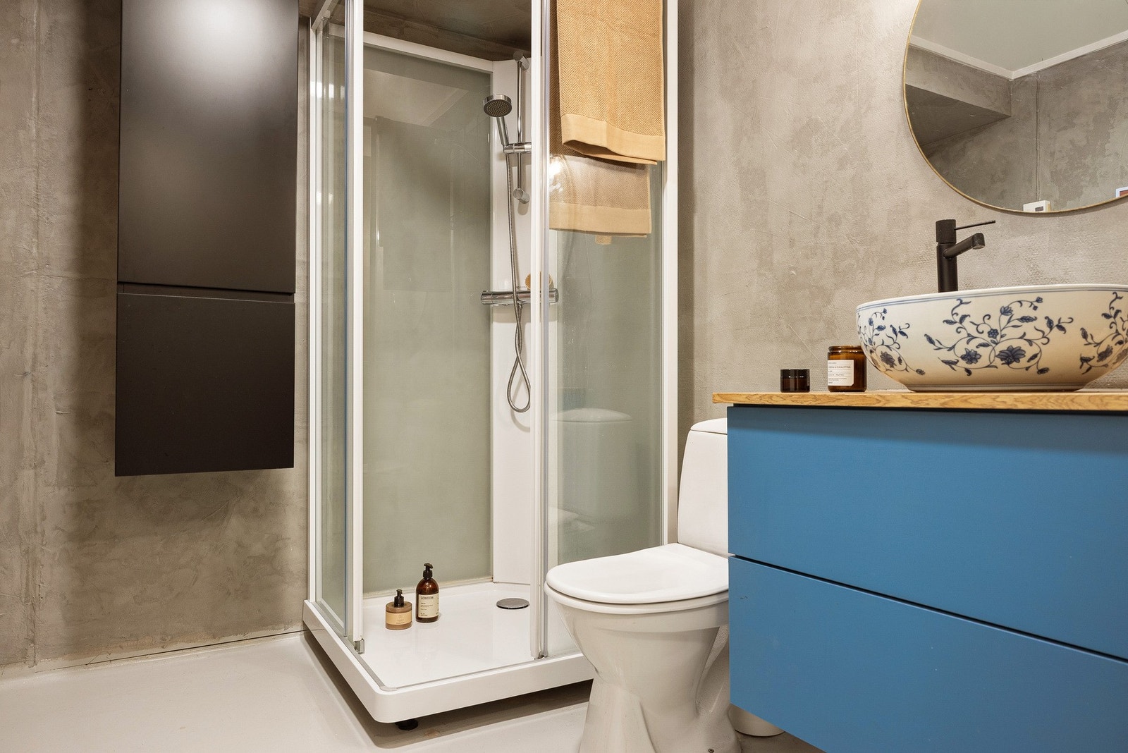 Badet måler ca. 5,6 kvm og er innredet med dusjkabinett, toalett, servant med baderomsinnredning og opplegg for vaskemaskin. Galleribilde