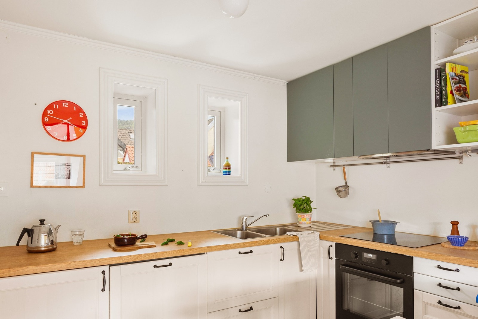 Kjøkkenet har integrert stekeovn, platetopp, ventilator og oppvaskmaskin, samt kjøleskap. Galleribilde