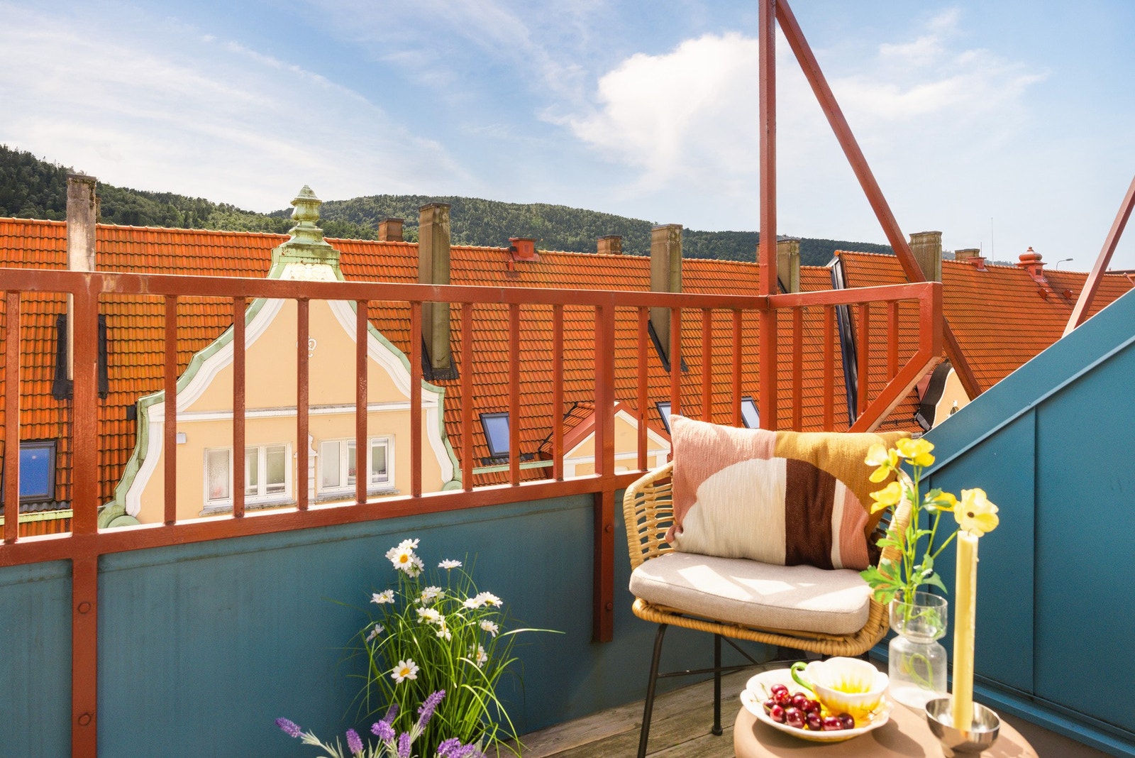Terrassen har dekke av terrassebord og plass til en mindre sittegruppe. Galleribilde
